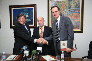 oaquín Moya-Angeler, Presidente de la Fundación Mediterránea; Pedro Roque, Rector de la UAL y Pedro Miró, Presidente de MEDGAZ